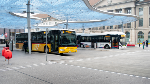 Un autopostale e un autobus sono in attesa alla stazione degli autobus di Aarau.